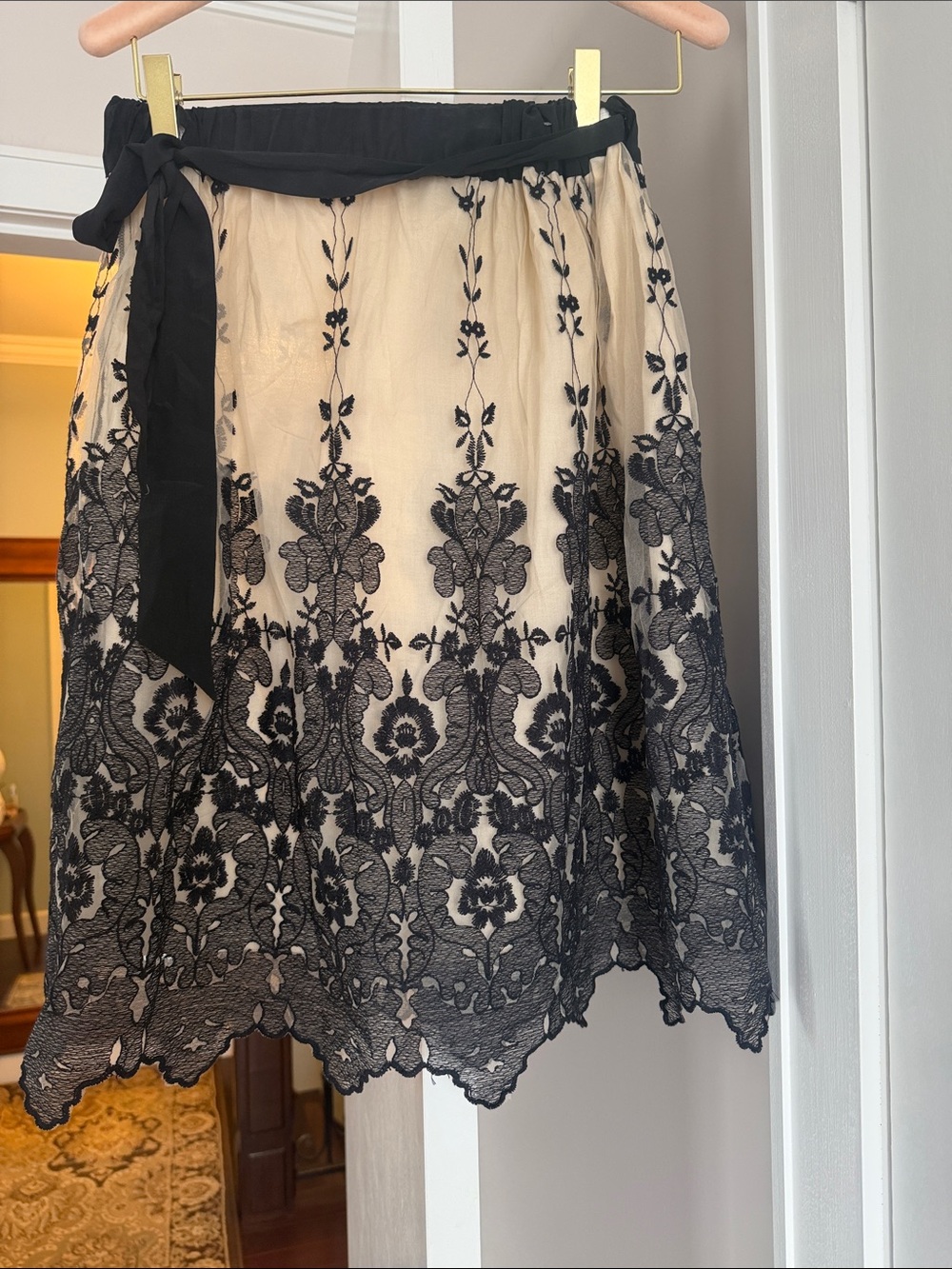 Hoss Intropia Silk Embroidered Cream Black Lace Skirt Size: 36 waist 26